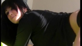 Cute emo shakes her arse on livecam whilst she's home alone