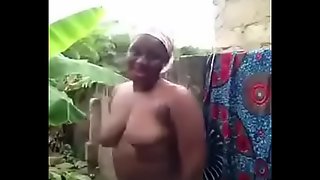 femme africaine se lave devant sa cam