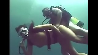Fudendo sexo no mar