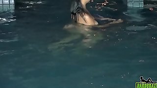 Jeniffer Matrix nadando pelada na piscina